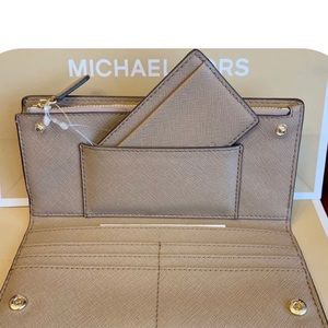 MICHAEL KORS JET SET TRAVEL LG CARD CASE CARRYALL